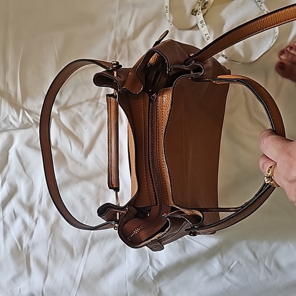 Sondra Robert's Squared leather bag with gold hardware. Camel color. EUC. - Picture 5 of 7